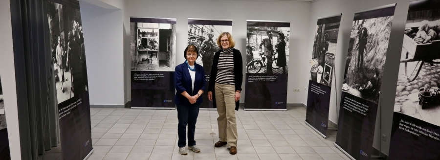 v.l.n.r.: Monika Schrader-Bewermeier, Vorsitzende der Gesellschaft für Christlich-Jüdische Zusammenarbeit Paderborn e. V., und Museumsleiterin Kirsten John-Stucke präsentieren die Sonderausstellung „Das Getto – Geburstagsspaziergang in die Hölle“ im Kreismuseum Wewelsburg.