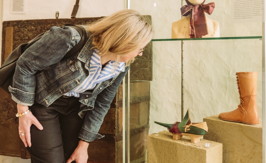 Amüsante Zeitreise mit Sprichwörtern und Redewendungen am kommenden Sonntag, 1. Dezember um 15 Uhr in der Wewelsburg (©Kreismuseum Wewelsburg, Lina Loos).