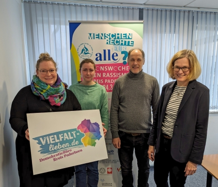 Vom DemokratieBüro Kreis Paderborn „Vielfalt lieben“ Victoria Evers (Projektkoordinatorin Bundesprogramm „Demokratie leben!“ im Kreis Paderborn), Dina Peppmöller (Regionalkoordination Kreis Paderborn „Schule ohne Rassismus – Schule mit Courage“), Volker Kohlschmidt (Projektkoordination NRWeltoffen) und Kirsten John-Stucke (Leitung Kreismuseum Wewelsburg).  Vom DemokratieBüro Kreis Paderborn „Vielfalt lieben“ Victoria Evers (Projektkoordinatorin Bundesprogramm „Demokratie leben!“ im Kreis Paderborn), Dina Peppmöller (Regionalkoordination Kreis Paderborn „Schule ohne Rassismus – Schule mit Courage“), Volker Kohlschmidt (Projektkoordination NRWeltoffen) und Kirsten John-Stucke (Leitung Kreismuseum Wewelsburg).