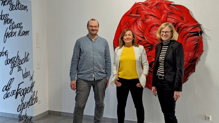 Bis zum 12. Mai präsentiert das Kreismuseum Wewelsburg mit der Ausstellung „Vergänglichkeit“ die Werke der Paderborner Papierkünstlerin Oksana Bergen. (v.l.n.r.): Wissenschaftler Dr. Erik Beck mit Oksana Bergen und Museumleiterin Kirsten John-Stucke. (©Kreismuseum Wewelsburg)