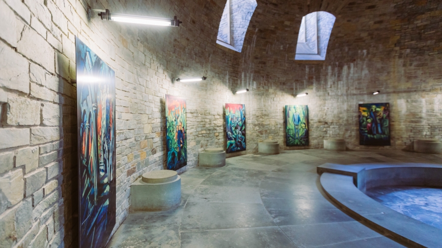 Motive über den Terror der NS-Herrschaft. Der Glahé-Zyklus in der Gruft im Nordturm der Wewelsburg (©Kreismuseum Wewelsburg, Lina Loos)