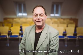 Historiker Norbert Ellermann gibt eine kurze Einführung in die zeitgeschichtliche Handlung des Ersten Weltkrieges. (©Kreismuseum Wewelsburg, Lina Loos)