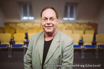Historiker Norbert Ellermann gibt eine kurze Einführung in die zeitgeschichtliche Handlung des Ersten Weltkrieges. (©Kreismuseum Wewelsburg, Lina Loos)