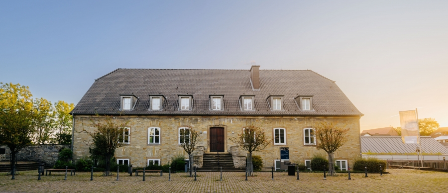 Die Erinnerungs- und Gedenkstätte Wewelsburg 1933 – 1945 im ehemaligen Wachgebäude am Vorplatz der Wewelsburg (Foto: Besim Mazhiqi ©Kreismuseum Wewelsburg)