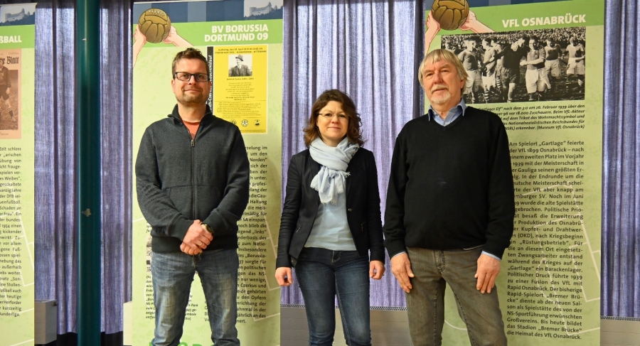 (v.l.n.r.): Von der Realschule In der Südstadt Geschichtslehrer Dirk Bader und Schulleiterin Anja Blomenkemper mit dem Ausstellungsmacher Friedhelm Scheffer. (Foto: Kreismuseum Wewelsburg)