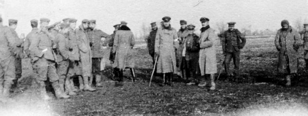 Britische und deutsche Truppenangehörige treffen sich während des inoffiziellen Weihnachtsfriedens im Niemandsland, 1914 (Foto: Robson Harold B, 1914 ©Imperial War Museum, Q50719)