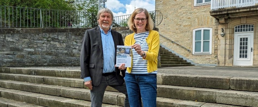 Friedhelm Schäffer und Kirsten John-Stucke präsentieren die neue Broschüre zur Geschichte des Fußballvereins Arminia Bielefeld während der Zeit des Nationalsozialismus. (Foto Kreismuseum Wewelsburg)