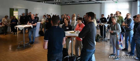 Lehrkräfte informieren sich in regionalen Unternehmen über Chancen und Möglichkeiten - Auftakt in der Kreishandwerkerschaft