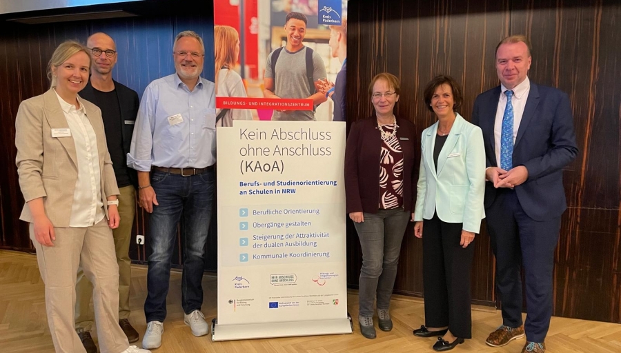 Die Organisatoren der Informationsveranstaltung freuen sich über das große Interesse: Kerstin Lange (Referentin der Unternehmensentwicklung des St. Johannisstift), Dr. Jan Harms (Leiter der Kommunale Koordinierung KAoA im Bildungs- und Integrationszentrum des Kreises Paderborn), Markus Beninca (Teamleiter Berufsberatung im Kreis Paderborn der Agentur für Arbeit), Petra Bolte (Amtsleitung des Bildungs- und Integrationszentrums des Kreises Paderborn), Petra Münstermann (Sachgebietsleitung Übergang Schule-Beruf des Kreises Paderborn), Ulrich Lange (Bürgermeister Bad Lippspringe) Die Organisatoren der Informationsveranstaltung freuen sich über das große Interesse: Kerstin Lange (Referentin der Unternehmensentwicklung des St. Johannisstift), Dr. Jan Harms (Leiter der Kommunale Koordinierung KAoA im Bildungs- und Integrationszentrum des Kreises Paderborn), Markus Beninca (Teamleiter Berufsberatung im Kreis Paderborn der Agentur für Arbeit), Petra Bolte (Amtsleitung des Bildungs- und Integrationszentrums des Kreises Paderborn), Petra Münstermann (Sachgebietsleitung Übergang Schule-Beruf des Kreises Paderborn), Ulrich Lange (Bürgermeister Bad Lippspringe)