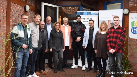 Thomas Kemper (Integrationsagentur Caritasverband Paderborn), Marco Möller (Kommunales Integrationszentrum Kreis Paderborn), Martin Strätling (Leitung Migrationsdienst MiCado), Patrick Wilk (Vorstand Caritasverband Paderborn e.V.), Ulrike Schmidt (Leitung Kinderhaus Kunterbunt), Annette Mühlenhoff (Dezernentin für Jugend und Bildung Kreis Paderborn), Ahmed Abolshawar (Vater eines Kita-Kindes), Reda Salem (Sprachmittler), Marion Bosak (Mitarbeiterin Kinderhaus Kunterbunt) und Niklas Krollmann (Mitarbeiter Kinderhaus Kunterbunt).Themenführung am Sonntag, 7. April, um 15 Uhr im Historischen Museum des Hochstifts Paderborn. (Foto ©Kreismuseum Wewelsburg) BIZ