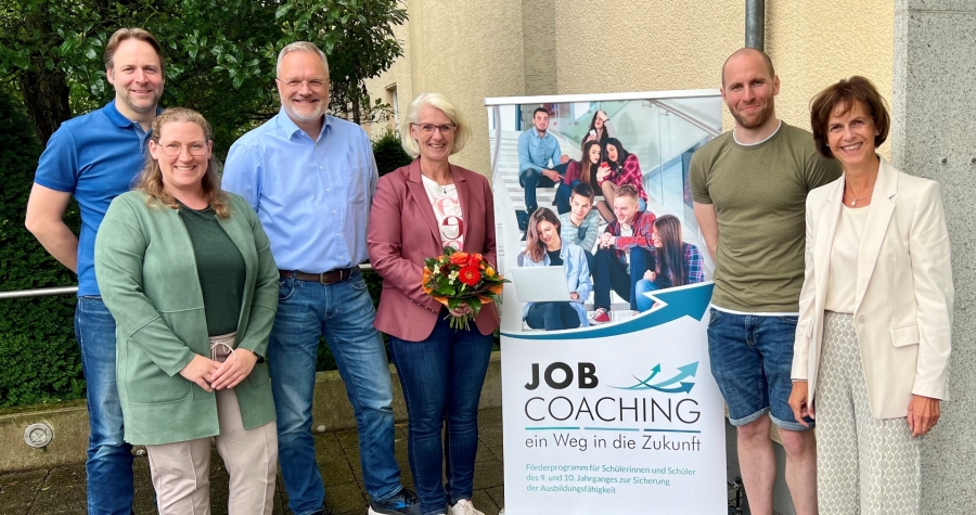 Marc Eigendorf (Schulleitung Gesamtschule Delbrück), Ann-Kathrin Strunz (Projektmitarbeiterin, Bildungs- und Integrationszentrum Kreis Paderborn), Markus Beninca (Teamleitung Berufsorientierung, Agentur für Arbeit), Claudia Holle (Geschäftsführung Osthushenrich-Stiftung), Dominik Kaiser (Lehrer, Gesamtschule Delbrück), Petra Münstermann (Sachgebietsleitung Übergang Schule-Beruf, Bildungs- und Integrationszentrum Kreis Paderborn)  Marc Eigendorf (Schulleitung Gesamtschule Delbrück), Ann-Kathrin Strunz (Projektmitarbeiterin, Bildungs- und Integrationszentrum Kreis Paderborn), Markus Beninca (Teamleitung Berufsorientierung, Agentur für Arbeit), Claudia Holle (Geschäftsführung Osthushenrich-Stiftung), Dominik Kaiser (Lehrer, Gesamtschule Delbrück), Petra Münstermann (Sachgebietsleitung Übergang Schule-Beruf, Bildungs- und Integrationszentrum Kreis Paderborn)