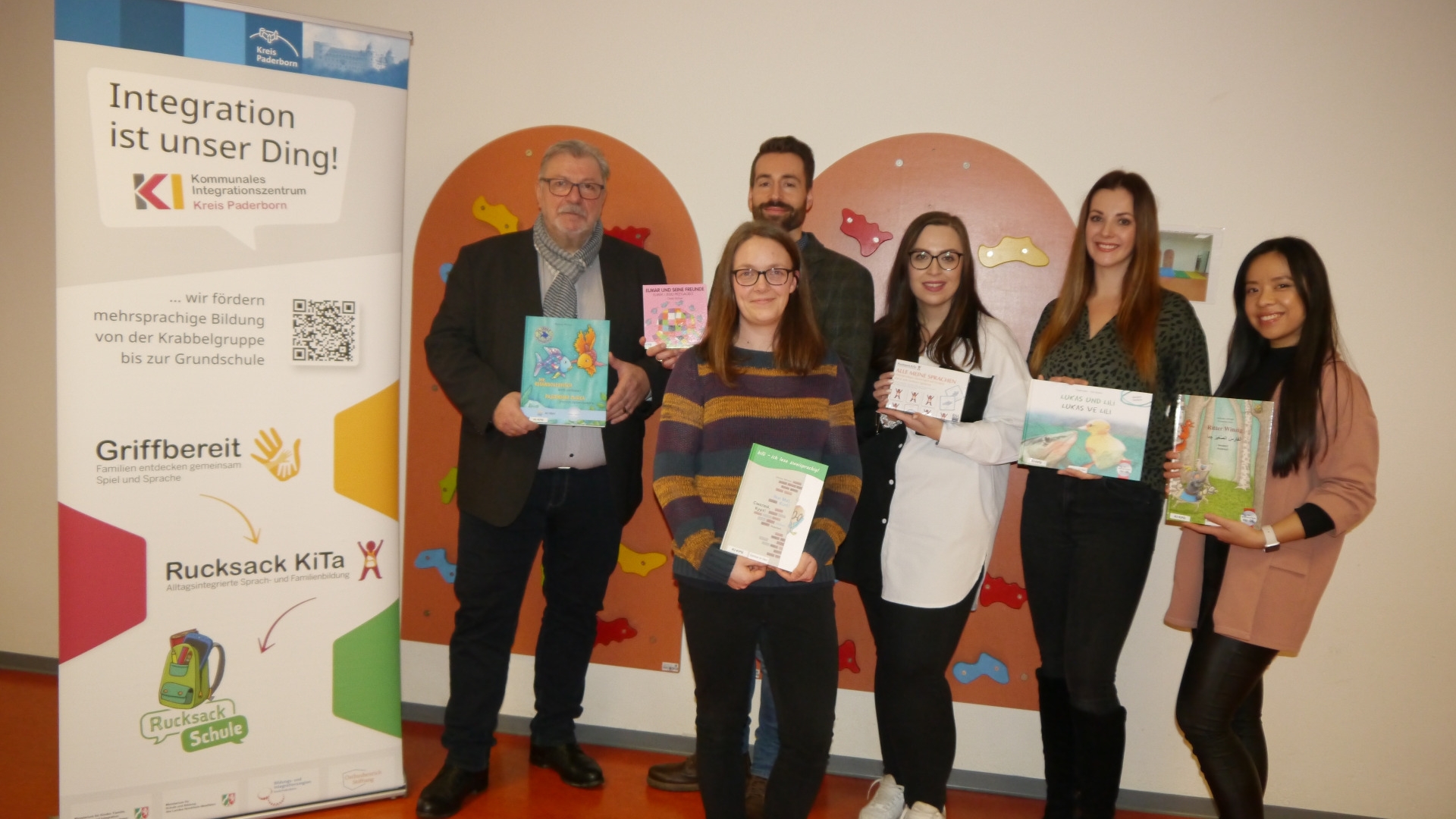 (v.l.) Bernhard Lünz, Leiter Kommunales Integrationszentrum Kreis Paderborn, Dominik Spieker, Jugendamt Stadt Paderborn, Andrea Breker, Kita-Leitung „Am Schloßpark“, Ella Palnau, Kita-Leitung, Kempers Hof“, Michaela Krupa, Elternbegleitung, und Theresa Trieu, Projektkoordinatorin. @ Kreis Paderborn