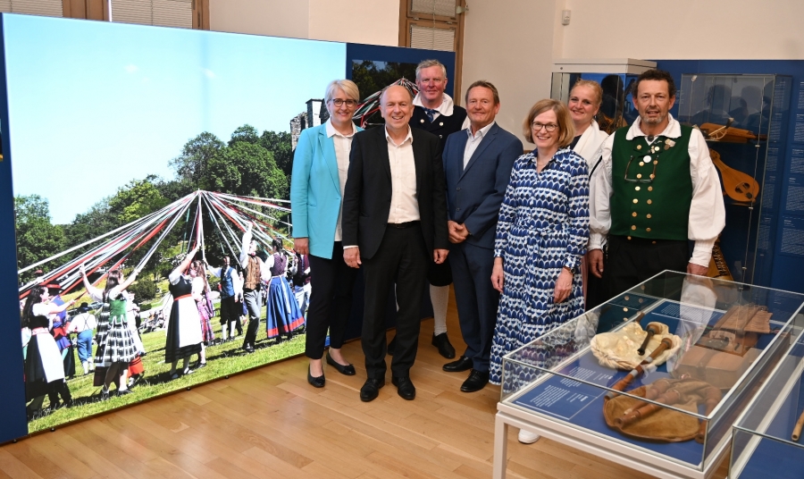 v.l.n.r.: Im Rahmen der Ausstellungseröffnung „70 Jahre Jugendfestwoche“, Annette Mühlenhoff (Dezernentin), Landrat Christoph Rüther, Markus Smolin (musische Leitung), Günther Uhrmeister (Jugendamtsleiter), Museumsleiterin Kirsten John-Stucke, Alexandra Bröckling (musische Leitung) und Dietmar Kellerhoff (musische Leitung). (Foto: Kreismuseum Wewelsburg)