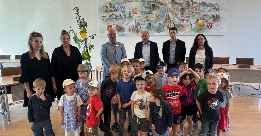 Fordern bessere Bedingungen für die Kindertagesbetreuung – Vertreterinnen, Vertreter und Kinder aus den KiTas im Kreis Paderborn mit (3.v.l.) Detlef Müller - stellvertretend für die Trägervertretungen der Evangelischen und Katholischen Kirche, des Christlichen Schulvereins und des Paritätischen - und Landrat Christoph Rüther (3.v.r.). © Kreis Paderborn Fordern bessere Bedingungen für die Kindertagesbetreuung – Vertreterinnen, Vertreter und Kinder aus den KiTas im Kreis Paderborn mit (3.v.l.) Detlef Müller - stellvertretend für die Trägervertretungen der Evangelischen und Katholischen Kirche, des Christlichen Schulvereins und des Paritätischen - und Landrat Christoph Rüther (3.v.r.). © Kreis Paderborn
