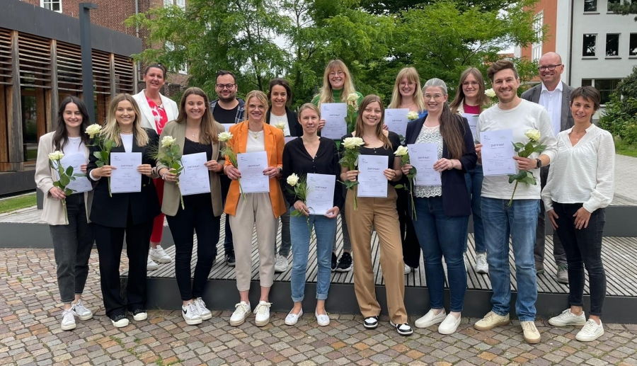 Die Studierenden freuen sich über ihr Zertifikat „Kompetenz im Kindesschutz“ mit Prof. Dr. Christopher Beermann (katho), Anke Meinhardt (katho, vorne rechts) und Annabell Timmer (Kreisjugendamt Paderborn, hinten links). Foto: Kreis Paderborn