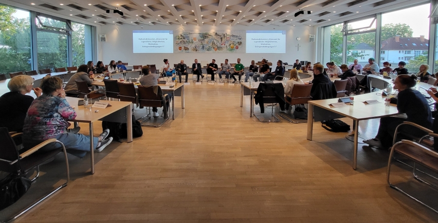 Zur vierten Jugendbeteiligungskonferenz wurde in den großen Sitzungssaal des Kreishauses in Paderborn geladen. (Bild: Kreis Paderborn)