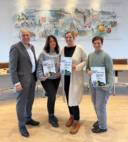 v.l.: Schirmherr Christoph Rüther freut sich gemeinsam mit Susanne Michels (Leiterin der KiTa Bentlakestraße), Heike Menke (Leiterin der Regenbogen Kitas) und Stefanie Konrad (Leiterin der KiTa Pusteblume) über den Erfolg der Aktion.