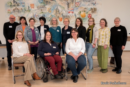 Stephan Wieners (KSL Detmold), Zehra Bavli (Sozialpsychiatrischer Dienst Kreis Paderborn), Frau Groß, Tina Mac Leod (Lebenshilfe Brakel), Ulla Riesberg (Mobile Selbstbestimmt Leben Dortmund e.V.), Jutta Vormberg (EUTB Paderborn), Ingrid Müller (Jugendamt Kreis Paderborn), Katrin Herrmann (LWL), Christine Klein-Ziebell (Lebenshilfe Paderborn), Ulrike Häcker (KSL Detmold), v.v.l.: Alexandra Mader (EUTB Paderborn), Christiane Rischer (KSL Arnsberg), Elisabeth Weitershagen (LWL, v.l.)  Fachtag