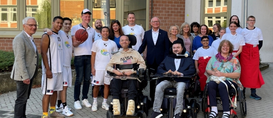 Veranstalter und Mitwirkende der Auftaktveranstaltung. Martin Pantke (stellvertretender Bürgermeister Stadt Paderborn), Bernhard Janzen (stellvertretender Landrat), Georg Gourie und Birgit Reker (Verein für Menschen mit Behinderungen Hochstift Paderborn), NOH Gourie, Luca Davidhaimann (Schaupieler „Wir sind Champions“), Mitglieder TuRa Elsen, Gartenzaun24 Baskets, Förderklasse der Helene Weber Berufskolleg, Laura Fortmeier (Stadt Paderborn), Zehra Bavli (Sozialpsychiatrischer Dienst Kreis Paderborn, Jutta Vormberg (EUTB Paderborn). Veranstalter und Mitwirkende der Auftaktveranstaltung. Martin Pantke (stellvertretender Bürgermeister Stadt Paderborn), Bernhard Janzen (stellvertretender Landrat), Georg Gourie und Birgit Reker (Verein für Menschen mit Behinderungen Hochstift Paderborn), NOH Gourie, Luca Davidhaimann (Schaupieler „Wir sind Champions“), Mitglieder TuRa Elsen, Gartenzaun24 Baskets, Förderklasse der Helene Weber Berufskolleg, Laura Fortmeier (Stadt Paderborn), Zehra Bavli (Sozialpsychiatrischer Dienst Kreis Paderborn, Jutta Vormberg (EUTB Paderborn).