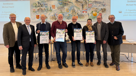 Freude bei Jörg Schlüter (Kreisausschuss für Natur, Umwelt und Klimaschutz), Landrat Christoph Rüther, Dieter Hülshoff (1. Platz), Hans Günter Festl (3. Platz), Michael Haertl (Sonderpreis), Ulrike Hibbeln-Sicken (2.Platz), Wolfgang Scholle, Hubertus Nolte (Kreisausschuss für Natur, Umwelt und Klimaschutz, v.l.) Bild