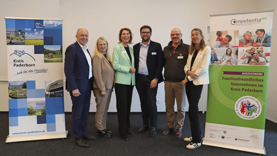 Christoph Rüther (Landrat des Kreises Paderborn), Karin Wiemers (Amt für Wirtschaft & Tourismus des Kreises Paderborn), (Edith Rehmann-Decker (Leiterin des Amtes für Wirtschaft & Tourismus des Kreises Paderborn), Florian Meier (LST-Laserschneidtechnik GmbH), Michael Kubina (Geschäftsführer, Coach und Berater, Mars Venus Coaching), und Petra Mattes (Projektmanagerin Kompetenzzentrum Frau und Beruf OWL) © Julia Lüthgen, OWL GmbH Christoph Rüther (Landrat des Kreises Paderborn), Karin Wiemers (Amt für Wirtschaft & Tourismus des Kreises Paderborn), (Edith Rehmann-Decker (Leiterin des Amtes für Wirtschaft & Tourismus des Kreises Paderborn), Florian Meier (LST-Laserschneidtechnik GmbH), Michael Kubina (Geschäftsführer, Coach und Berater, Mars Venus Coaching), und Petra Mattes (Projektmanagerin Kompetenzzentrum Frau und Beruf OWL).