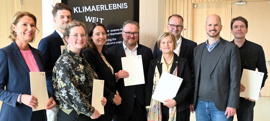 Die Regierungspräsidentin übergab die Förderbescheide an die Beteiligten des Projektes MoNaTour : Edith Rehmann-Decker, Kreis Paderborn, Eryk Löbner, Kreis Minden-Lübbecke, Annika Schöning, Bielefeld Marketing GmbH, Anna Katharina Bölling, Regierungspräsidentin im Regierungsbezirk Detmold, Björn Böker, OstWestfalenLippe GmbH, Nikola Weber, pro Wirtschaft GT GmbH, Martin Knabenreich, Bielefeld Marketing GmbH, Markus Backes, Fachbereich Teutoburger Wald Tourismus der OWL GmbH, Dr. Ingo Möller, Klimaerlebniswelt (v.l.). (Copyright: Teutoburger Wald Tourismus)