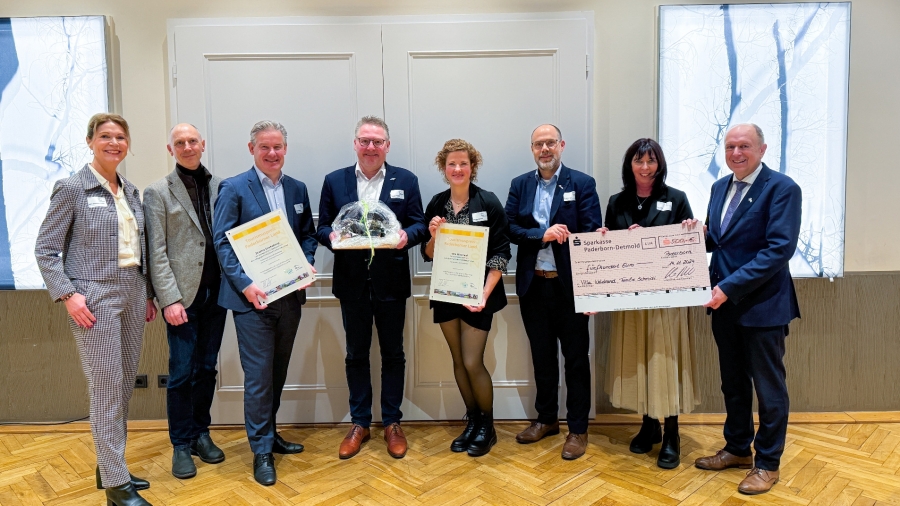 Edith Rehmann-Decker (Kreis Paderborn), Ingo Tiemann (Dezernent Kreis Paderborn), Michael Berens (Bürgermeister Hövelhof), Thomas Westhof (EmsRadweg), Christina Schmidt (Villa Waldrand), Christian Carl (Bürgermeister Bad Wünnenberg), Anja Veith (Kreis Paderborn), Landrat Christoph Rüther © Kreis Paderborn