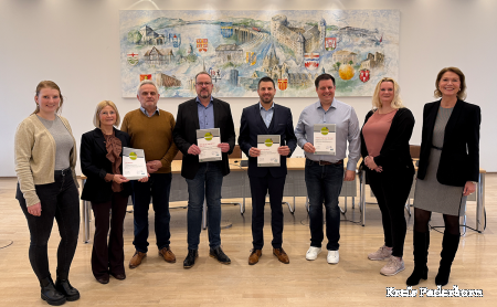 Freude über die Auszeichnung bei Miriam Seifert (Kreis Paderborn), Anni Mertens, Franz Josef Mertens (beide Hotel Mertens), Ludger Henneken (Liborianum), Tobias Piel (Hotel Aspethera), Mathew Walter, Stephanie Walter (beide Gasthaus Engemann) und Amtsleiterin Edith Rehmann-Decker (v.l.).