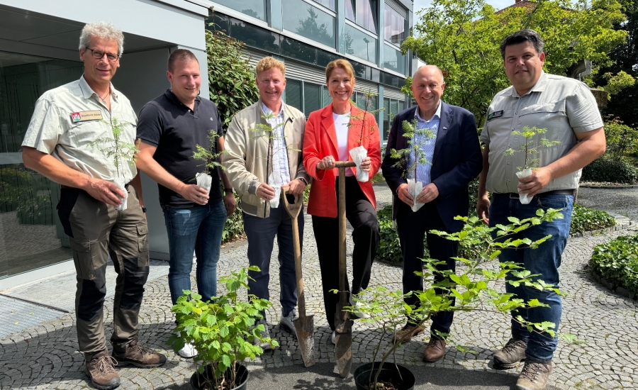 Freuen sich über viele Bäume: v.L.n.R.: Michael Wessel (Stadtforst Büren), Florian Dickgreber (Koordinator des Stadtradelns im Amt für Wirtschaft & Tourismus), Richard Hesse (Naturfreunde Richard Hesse-Stiftung), Edith Rehmann-Decker (Amtsleiterin Wirtschaft & Tourismus), Landrat Christoph Rüther, Lars Grothe (Gemeindeforstamtsverband) Freuen sich über viele Bäume: v.L.n.R.: Michael Wessel (Stadtforst Büren), Florian Dickgreber (Koordinator des Stadtradelns im Amt für Wirtschaft & Tourismus), Edith Rehmann-Decker (Amtsleiterin Wirtschaft & Tourismus), Richard Hesse (Naturfreunde Richard Hesse-Stiftung), Landrat Christoph Rüther, Lars Grothe (Gemeindeforstamtsverband)