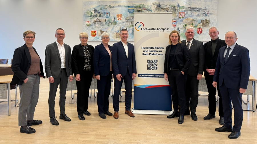 Schulterschluss Fachkräfte-Kompass lädt Unternehmen zum Lunch ein – neues Format startet am 7. Februar in Borchen (v.l.) Annette Stratmann (Arbeitgeberverband), Aloys Buschkühl (Kreishandwerkerschaft), Dezernentin Annette Mühlenhoff (Kreis Paderborn), Barbara Schäfer (Jobcenters Kreis Paderborn), Jürgen Behlke (Geschäftsführer der IHK Ostwestfalen), Melanie Cramer (Arbeitgeberverband), Bürgermeister Werner Peitz (stellvertretend für die Bürgermeister aus dem Kreisgebiet), Heinz Thiele (Geschäftsführer der Agentur für Arbeit, Paderborn) und Landrat Christoph Rüther © Kreis Paderborn