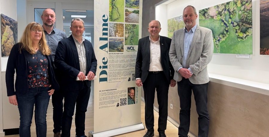 Laden Interessierte auf eine fotografische Reise ein – (v.l.) Marion Schnell und Markus Brökling vom Amt für Umwelt, Natur und Klimaschutz des Kreises Paderborn, Volker Karthaus vom Wasserverband Obere Lippe, Landrat und Hausherr Christoph Rüther und Fotograf Dr. Olaf Niepagenkemper © Kreis Paderborn Laden Interessierte auf eine fotografische Reise ein – (v.l.) Marion Schnell und Markus Brökling vom Amt für Umwelt, Natur und Klimaschutz des Kreises Paderborn, Volker Karthaus vom Wasserverband Obere Lippe, Landrat und Hausherr Christoph Rüther und Fotograf Dr. Olaf Niepagenkemper © Kreis Paderborn