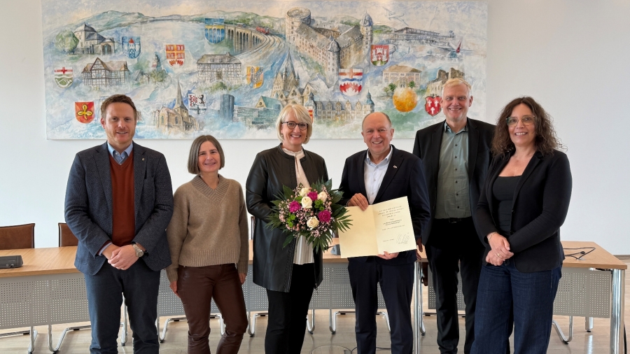 Gratulieren zum 25-jährigen Dienstjubiläum und danken für eine vertrauensvolle Zusammenarbeit: Henrik Egeler (Dezernatsleitung IV), Petra Drees (Leiterin des Personalamtes), Annette Mühlenhoff (Dezernatsleitung V), Landrat Christoph Rüther, Marion Bolzenius (Vorsitzende des Personalrates) sowie André Brandt – (Dezernatsleitung III, v.l.) © Kreis Paderborn