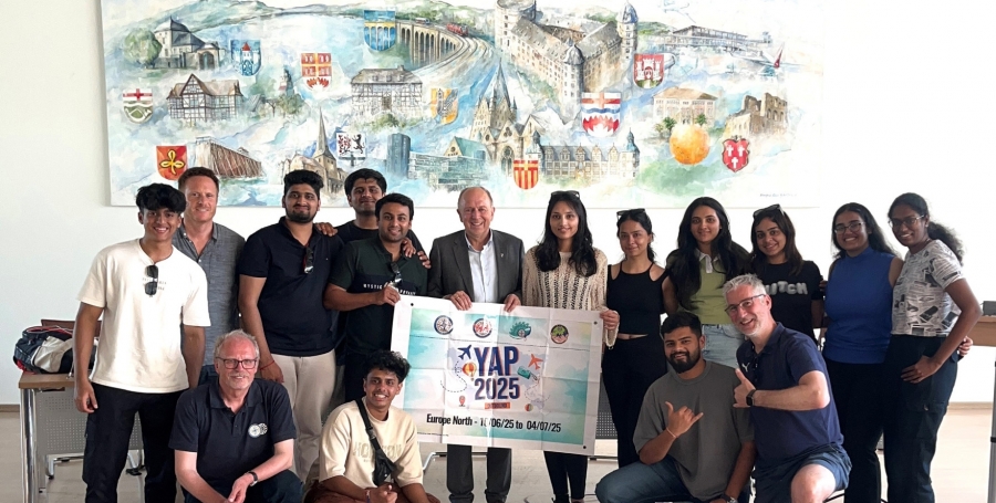 Landrat Christoph Rüther (Mitte) begrüßt die Besucher aus Indien. Mit dabei sind Mitglieder des Paderborner Service Clubs Round Table, Ladies Circle und Old Tablers/41er. Foto: Kreis Paderborn