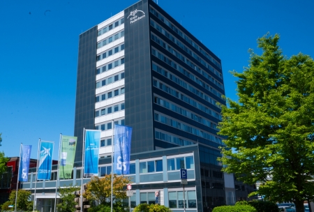 Am Haupteingang des Kreishauses an der Aldegreverstraße in Paderborn entsteht ein ServiceCenter. Bürgerinnen und Bürger erreichen die Verwaltung über das dahinterliegende B-Gebäude. © Kreis Paderborn