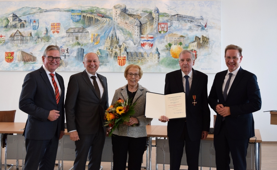Freude über die Auszeichnung von Norbert Schulte mit dem Bundesverdienstkreuz bei Salzkottens Bürgermeister Ulrich Berger, Norbert Schulte, seiner Frau Hildegard, Landrat Christoph Rüther und Paderborns Bürgermeister Michael Dreier( v.r.). © Kreis Paderborn 