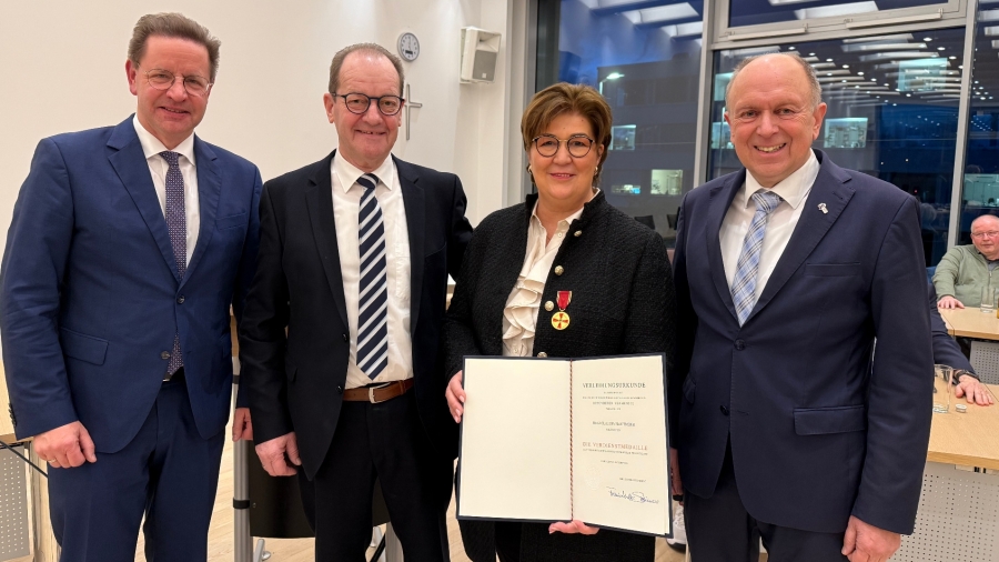 Landrat Christoph Rüther (r.) zeichnet Claudia Flottmeier mit der Bundesverdienstmedaille aus. Es gratulieren Salzkottens Bürgermeister Ulrich Berger (l.) und Ehemann Heinz Flottmeier.