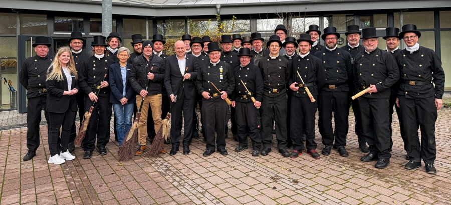 Gruppenfoto der Bezirksschornsteinfeger mit Landrat Christoph Rüther, Thorsten Temme (stellv. Bürgermeister Stadt Lichtenau), Annika Mehring und Andrea Stern (Kreis Paderborn) © Kreis Paderborn