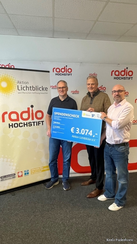 Zu sehen ist die Spendenübergabe bei Radio Hochstift. 