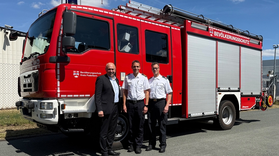 Freuen sich über das neue Ausbildungsfahrzeug: Landrat Christoph Rüther, Stephan Reckhaus (Amtsleitung Amt für Bevölkerungsschutz) und Jens Götte (Sachbereichsleitung Brandschutz- und Krisenmanagement Kreis Paderborn, v.l.)