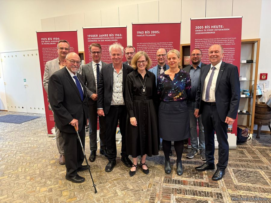 Beim Festakt zum 100jährigen Jubiläum des Kreismuseums Wewelsburg (v.l.): Dr. Guido Hitze (Leiter der Landeszentrale für politische Bildung in NRW), Heinz Köhler (Kreisdirektor a.D. und heutige Vorsitzende des Fördervereins Kreismuseum Wewelsburg e. V.), CDU-Generalsekretär Carsten Linnemann, stellvertretende Museumsleiter Markus Moors, Guido Varney (Vorsitzender des DJH Landesverbandes Westfalen-Lippe), Museumsleiterin Kirsten John-Stucke, Prof. Dr. Johannes Süßmann (Uni Paderborn), Heike Kropff (Leiterin des LWL-Museumsamtes), der Wewelsburger „Herbergsvater“ Frank Piontek und Landrat Christoph Rüther. Foto: Kreis Paderborn