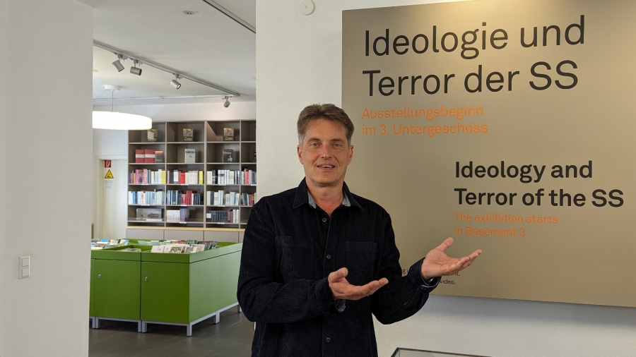 Öffentliche Führung mit Gebärdendolmetscher durch die Erinnerungs- und Gedenkstätte Wewelsburg 1933 – 1945 am Samstag, 8. November. (© Kreismuseum Wewelsburg)