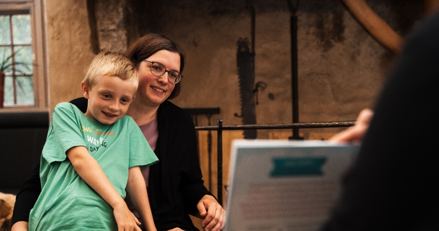 Geschichten für Kinder in der Wewelsburg sind fast schon ein „Muss“ in der Winterzeit, Kinder lieben es, den Museumspädagogen zu lauschen. (Foto: Kreismuseum Wewelsburg, André Heinermann)