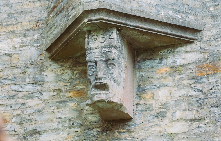 Die Brücke mit dem "Neidkopf" aus dem Jahr 1934. Eine Gestaltung der SS aus der Frühphase des Umbaus der Wewelsburg.  (Foto: Lina Loos ©Kreismuseum Wewelsburg)