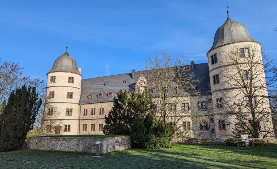 Bei dem schönen Wetter lädt auch der Garten der Wewelsburg zu einem kleinen Spaziergang ein. Pflanzlisten des Jesuitengartens Münster waren die Grundlage für die dort angelegten Kräuterbeete. (Foto: Kreismuseum Wewelsburg)