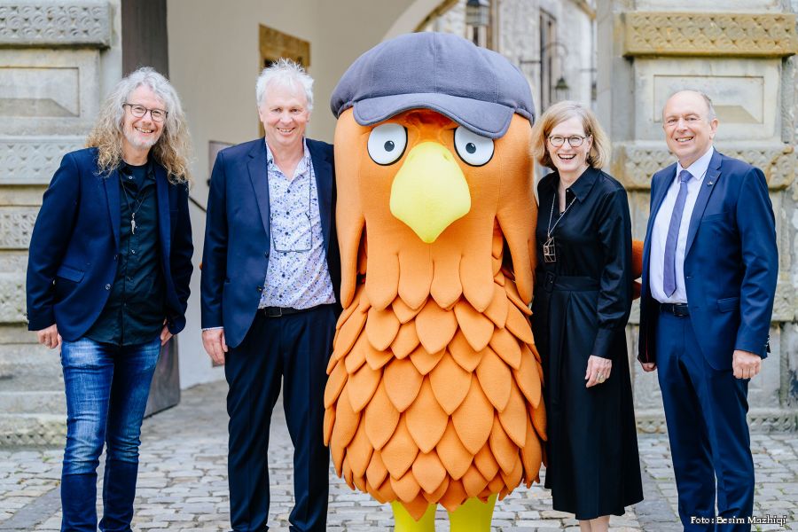 Begrüßten die 200 Gäste (v.l.) Jörg Piron (Wissenschaftlicher Mitarbeiter), Markus Moors (stellv. Museumsleiter), Maskottchen Falko, Museumsleiterin Kirsten John-Stucke und Landrat Christoph Rüther - Foto: Besim Mazhiqi