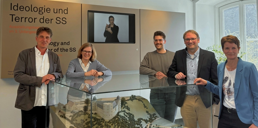 Freuen sich über den geschlossenen Bildungspartnervertrag: Reinhard Fromme (Leitung Museumspädagogik), Museumsleiterin Kirsten John-Stucke mit Kontaktlehrer Matthes Pierog, didaktische Leiter Patrick Dirichs und Schulleiterin Anita Rüther. (Foto ©Kreismuseum Wewelsburg, v.l.)