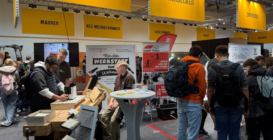 Die Aussteller ließen sich viel einfallen, um die Schüler anzusprechen. So konnte man in der Handwerksarena einen Parcours durchlaufen. Wer mindestens fünf verschiedene Gewerke ausprobierte, bekam eine Überraschungstüte. 1.000 junge Besucher machten mit.
