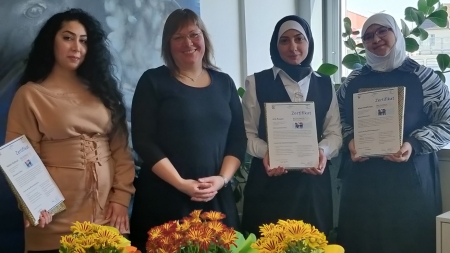 Hadeel Alaboud (Bildungsbotschafterin), Anna Leinweber (Projektkoordinatorin Bildungsbotschafter), Arij Kayali (Bildungsbotschafterin), Ahed Alothman (Bildungsbotschafterin). Auf dem Bild nicht zu sehen: Liubov Kandia (Bildungsbotschafterin). © Kreis Paderborn 