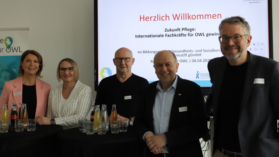 Setzen ein starkes Zeichen für internationale Fachkräfte im Kreis Paderborn: Edith Rehmann-Decker (Kreis Paderborn, Wirtschaft & Tourismus), Melanie Taube (OWL GmbH / Regionalagentur OWL), Jürgen Grosser (Bildungscampus für Gesundheits- und Sozialberufe St. Johannisstift gGmbH), Christoph Rüther (Landrat Kreis Paderborn), Wolfgang Marquardt (OWL GmbH, v.l.).