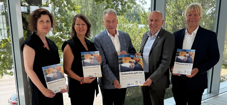 Sie halten die Kooperationsvereinbarung in den Händen: Anne Teubert (Leiterin Jugendamt Stadt Paderborn), Ingrid Müller (stellv. Leiterin Jugendamt Kreis Paderborn), Dietrich Honervogt (stellv. Bürgermeister Paderborn), Landrat Christoph Rüther, Reinhard Böhmer (Erster Kriminalhauptkommissar bei der Kreispolizeibehörde Paderborn, v.l.). © Kreis Paderborn Sie halten die Kooperationsvereinbarung in den Händen: Anne Teubert (Leiterin Jugendamt Stadt Paderborn), Ingrid Müller (stellv. Leiterin Jugendamt Kreis Paderborn), Dietrich Honervogt (stellv. Bürgermeister Paderborn), Landrat Christoph Rüther, Reinhard Böhmer (Erster Polizeihauptkommissar bei der Kreispolizeibehörde Paderborn, v.l.). © Kreis Paderborn